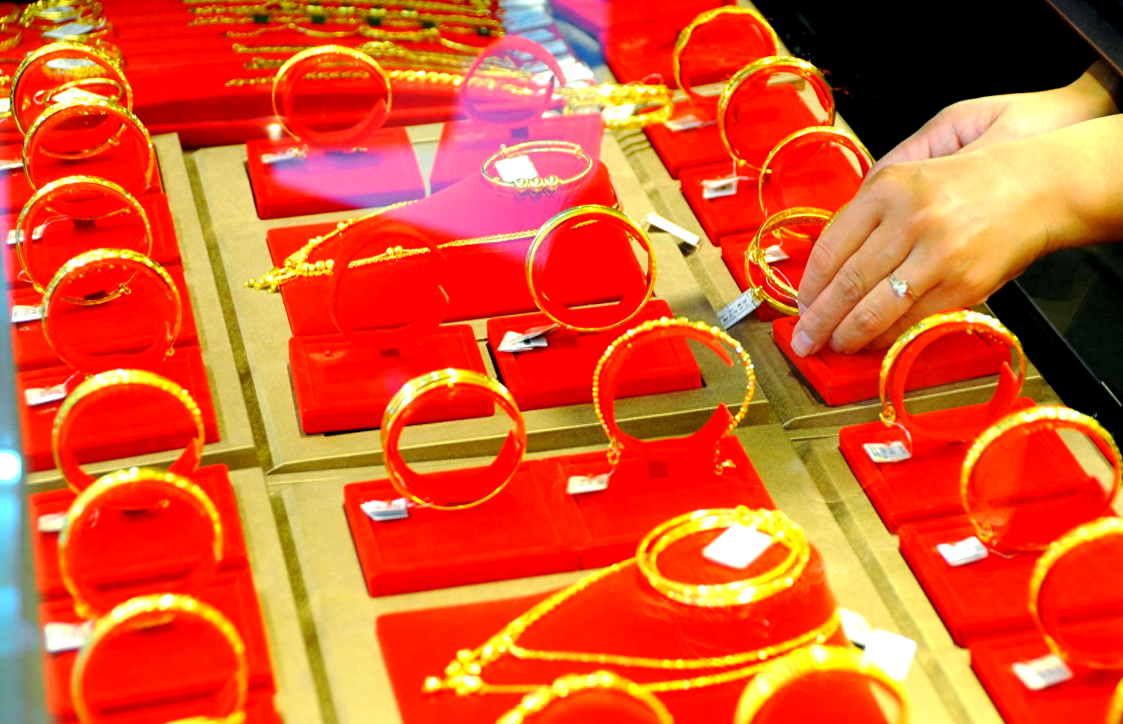 黄金现货期货(黄金现货期货最大差价是多少)